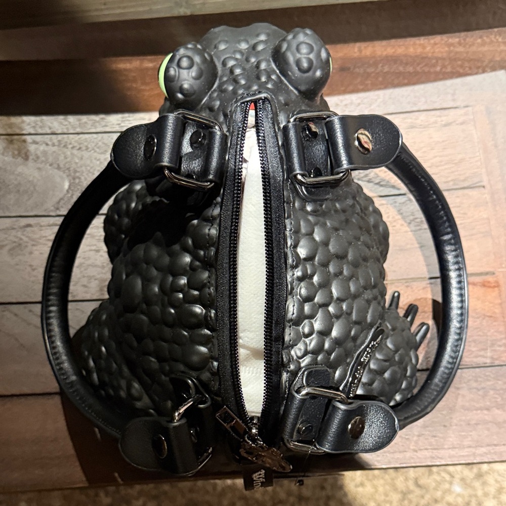 Black Textured Frog Handbag - Picture 5 of 10